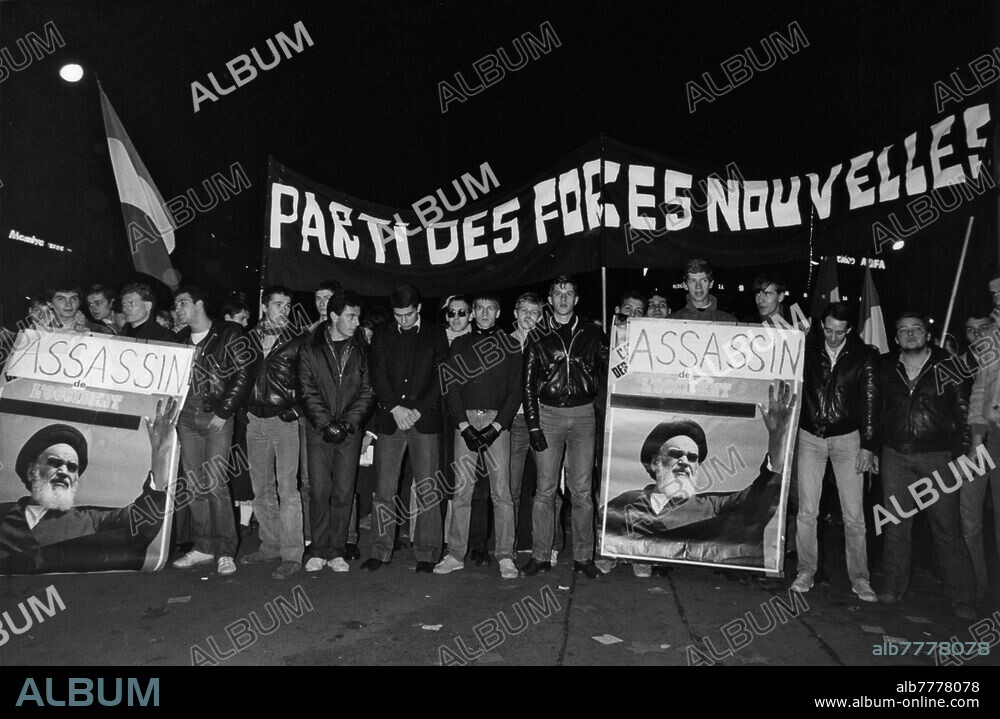 France / Extrême-Droite / Manifestation / Revolution iranienne. Manifestation du Parti des Forces Nouvelles, (PFN ; parti politique français d'extrême droite néofasciste, fondé en novembre 1974) devant l'Ambassade d'Iran à Paris. Les jeunes manifestants brandissent des affiches avec un portrait de l'ayatollah Khomeini, surtitré "Assassin de l'Occident". Photo, 26.11.1979.