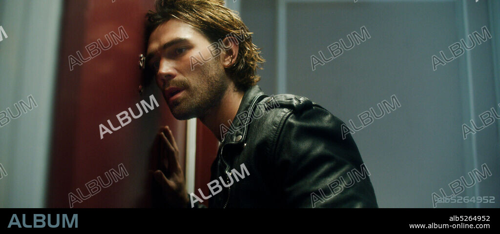 KJ APA en INMUNE, 2020 (SONGBIRD), dirigida por ADAM MASON. Copyright STX Films / Platinum Dunes.