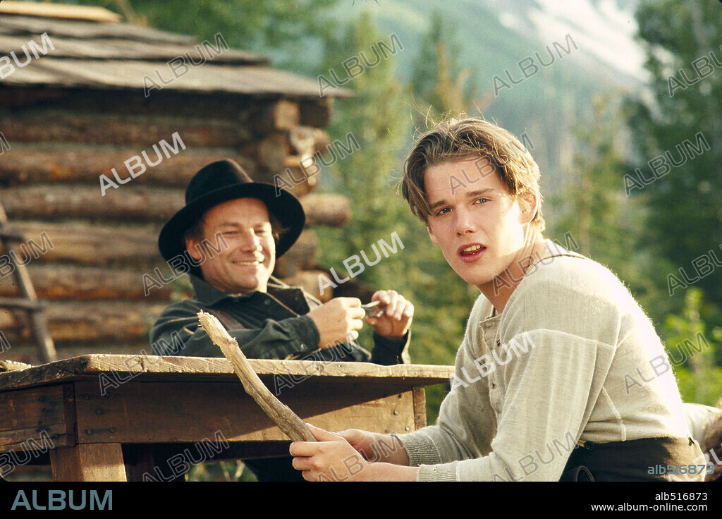 ETHAN HAWKE y KLAUS MARIA BRANDAUER en COLMILLO BLANCO, 1991 (WHITE FANG), dirigida por RANDAL KLEISER. Copyright TOUCHSTONE PICTURES.