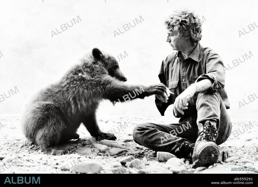 JEAN-JACQUES ANNAUD en EL OSO, 1988 (L' OURS), dirigida por JEAN-JACQUES ANNAUD. Copyright TRI STAR PICTURES.