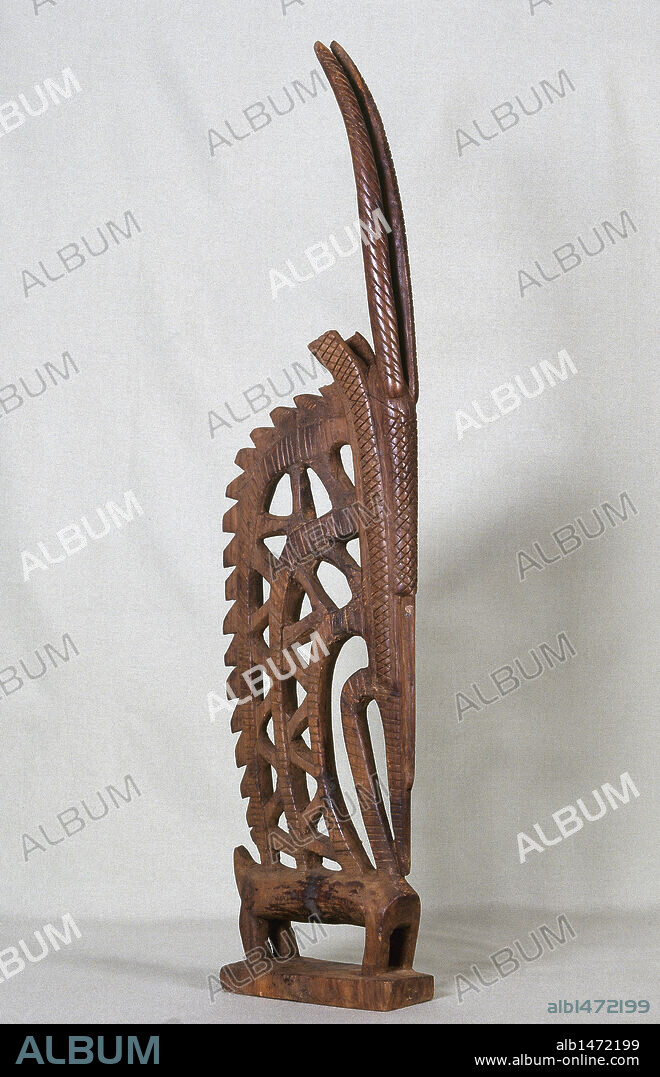 ARTE AFRICANO. REINOS NEGROAFRICANOS. BAMBARA. Pueblo de raza melanoafricana, perteneciente al grupo mandé. Habitan entre Guinea, Senegal, Mauritania y Costa de Marfil. CIMERA DE CASCO ZOOMORFO. Realizado en madera. (Pueblo bambara). AFRICA. Museu Etnològic. Barcelona. Cataluña.