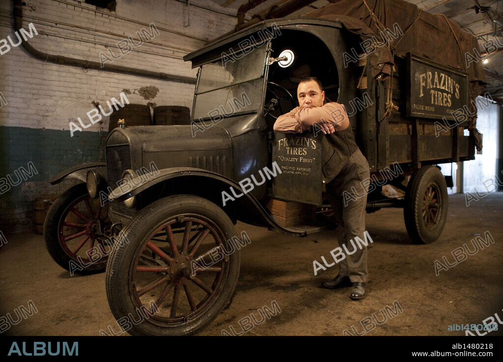 AL CAPONE and STEPHEN GRAHAM. STEPHEN GRAHAM in BOARDWALK EMPIRE, 2009, directed by MARTIN SCORSESE. Copyright HBO / BLANKENHORN, CRAIG.