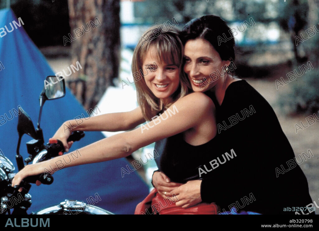 EMMA SUAREZ y MARIA BARRANCO en LA ARDILLA ROJA, 1993, dirigida por JULIO MEDEM. Copyright SOGETEL.