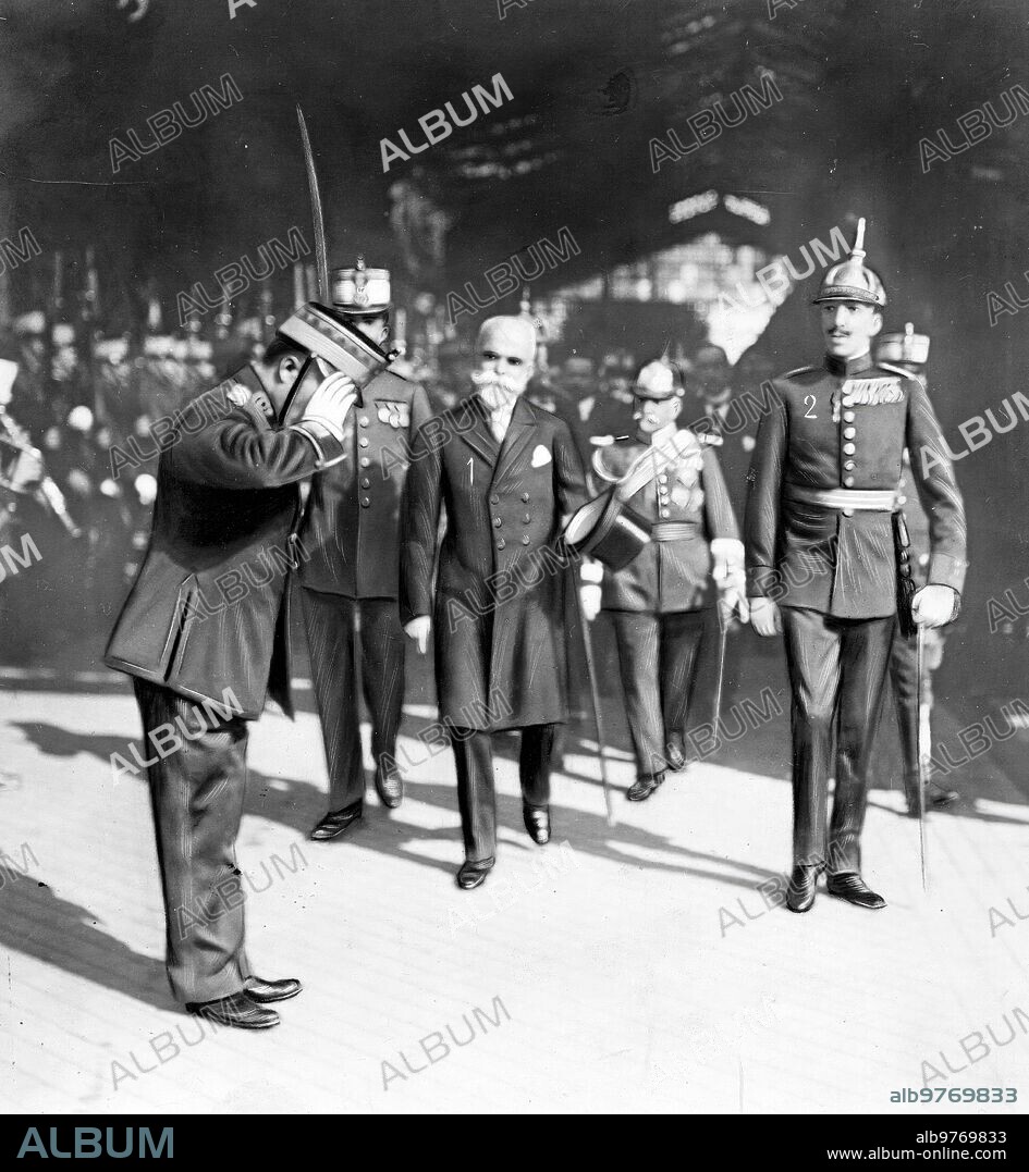 9 octubre 1917. El presidente de Portugal en España
don Bernardino Machado(1), jefe del estado Portugues, al llegar A san Sebastián,en cuya estación Fue Recibido por nuestro monarca Alfonso Xiii (2) y las Autoridades.