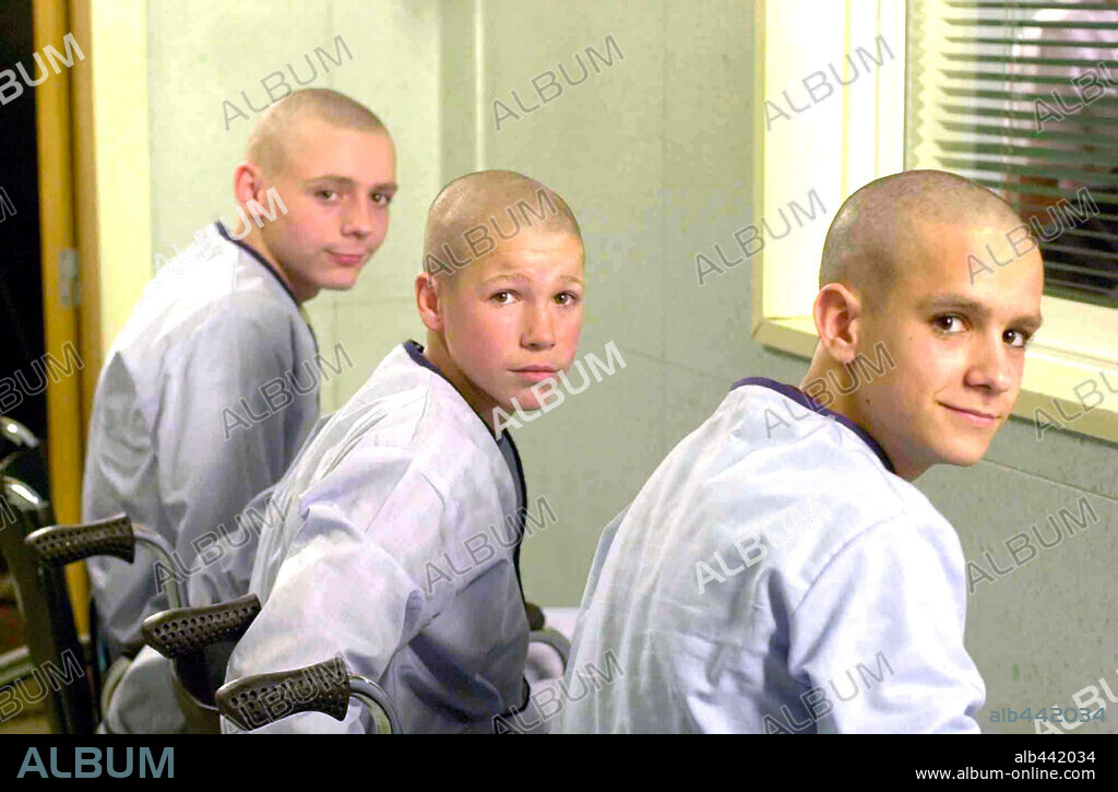 GORKA MORENO, JUAN JOSE BALLESTA y LUIS ANGEL PRIEGO en PLANTA 4ª, 2003, dirigida por ANTONIO MERCERO. Copyright BOCA A BOCA PRODUCCIONES, S.A.