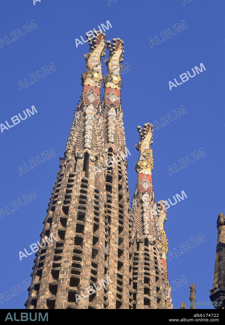 ANTONI GAUDÍ. TORRES-SAGRADA FAMILIA - FOTO AÑOS 90.