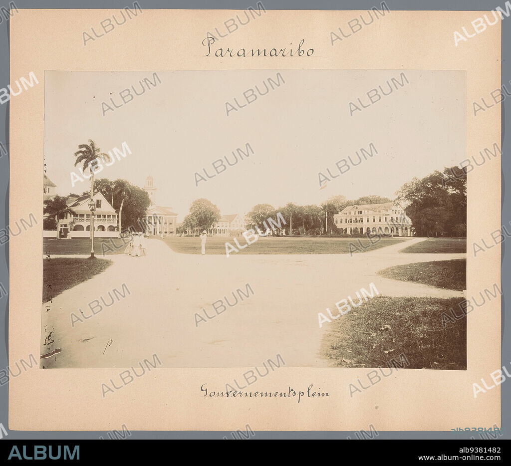 Gouvernementsplein (title on object), View of the Gouvernementsplein in Paramaribo. Part of a group of 44 photographs of Paramaribo, Suriname and Curaçao, c. 1900-1905, mounted on cardboard and inscribed., Eugen Klein (attributed to), Paramaribo, 1900 - 1905, photographic support, cardboard, height 162 mm × width 232 mm.
