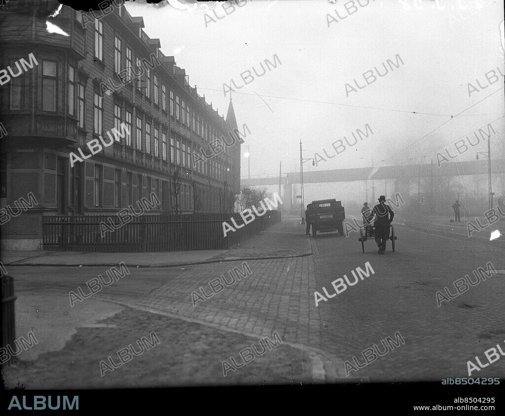 Göteborg 1938-03-23 - Riddaregatan västerut mot Olskrokstorget och Skansen Lejonet i jämnhöjd med med Bondegatan - på denna tid fanns det trädgårdar framhus husen - *** Local Caption *** GT Låda 1938-mars-02. KAMERAREPORTAGE.