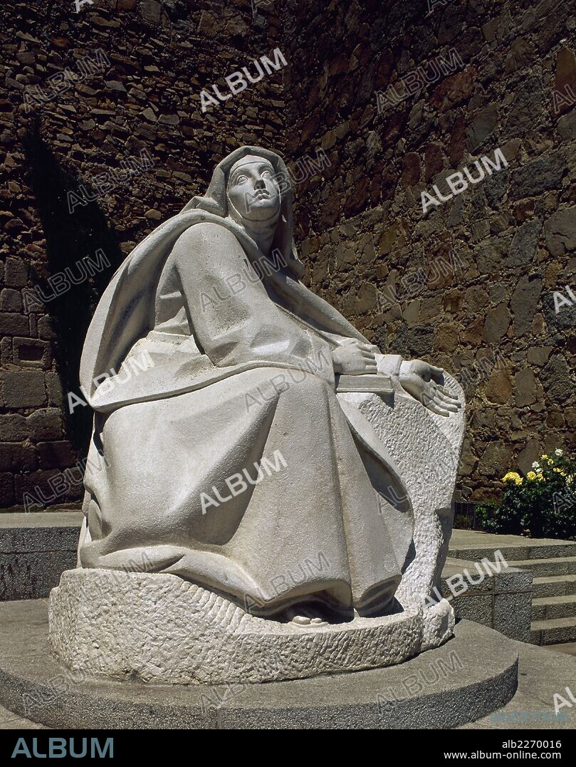 TERESA DE JESUS, Santa (Avila,1515-Alba de Tormes,1582). Reformadora religiosa de la orden carmelitana. Con ella el misticismo occidental alcanza su máxima expresión humana. ESTATUA de la santa ubicada junto a la Puerta del Alcázar. AVILA. Castilla-León. España.