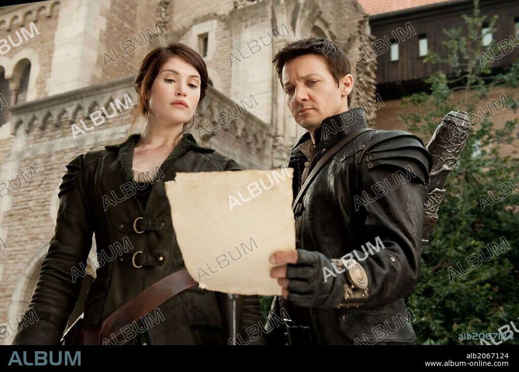 GEMMA ARTERTON und JEREMY RENNER in HANSEL & GRETEL: WITCH HUNTERS, 2013, unter der Regie von TOMMY WIRKOLA. Copyright PARAMOUNT PICTURES.