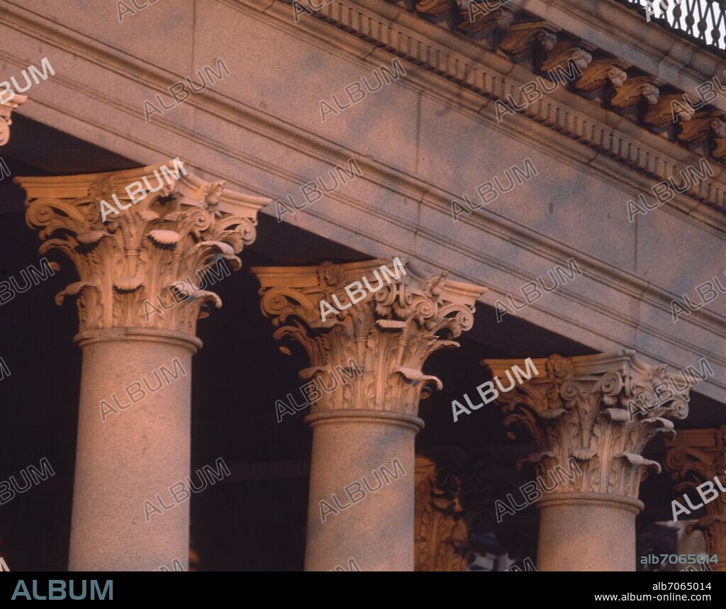 JUAN DE VILLANUEVA. DETALLE DE LOS CAPITELES DE ORDEN CORINTIO DE LA COLUMNATA DEL PORTICO AL ATARDECER - 1790-1808 - NEOCLASICISMO ESPAÑOL.
