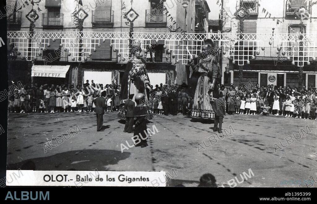 Baile de gigantes en la plaza mayor de Olot (Girona). Años 1930.