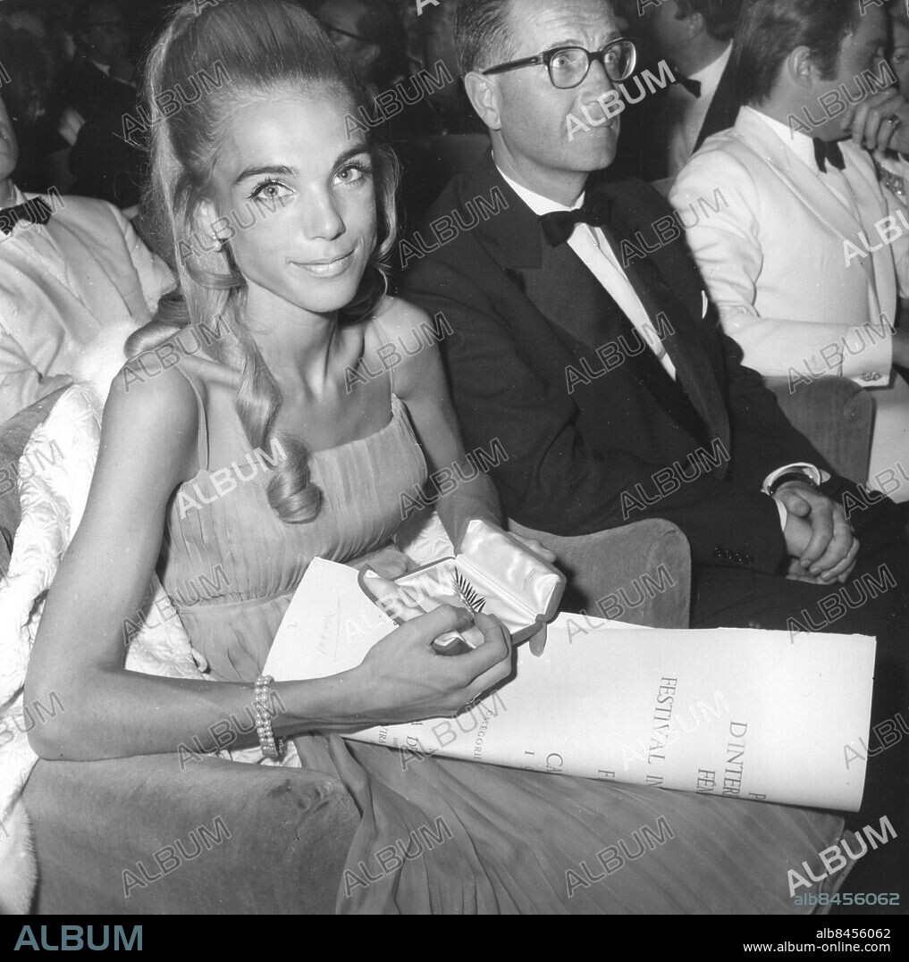 CANNES 1967-05-12. Svenska skådespelaren Pia Degermark sitter bland publiken under prisutdelningen vid filmfestivalen i Cannes, Frankrike, 12:e maj 1992, efter att ha tagit emot guldpalmen för bästa kvinnliga huvudroll, för sin prestation i filmen "Elvira Madigan". Foto: AFP / TT / Kod: 400.