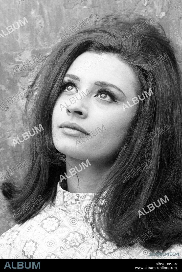 Raffaella carra, 1965.