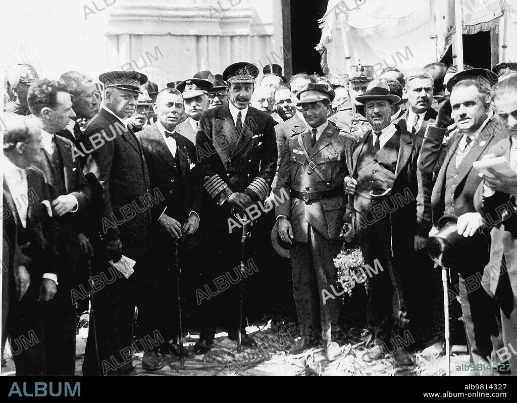 Abril 1926. Alfonso XIII con Ramón Franco durante el emotivo recibimiento a los aviadores del Plus Ultra.