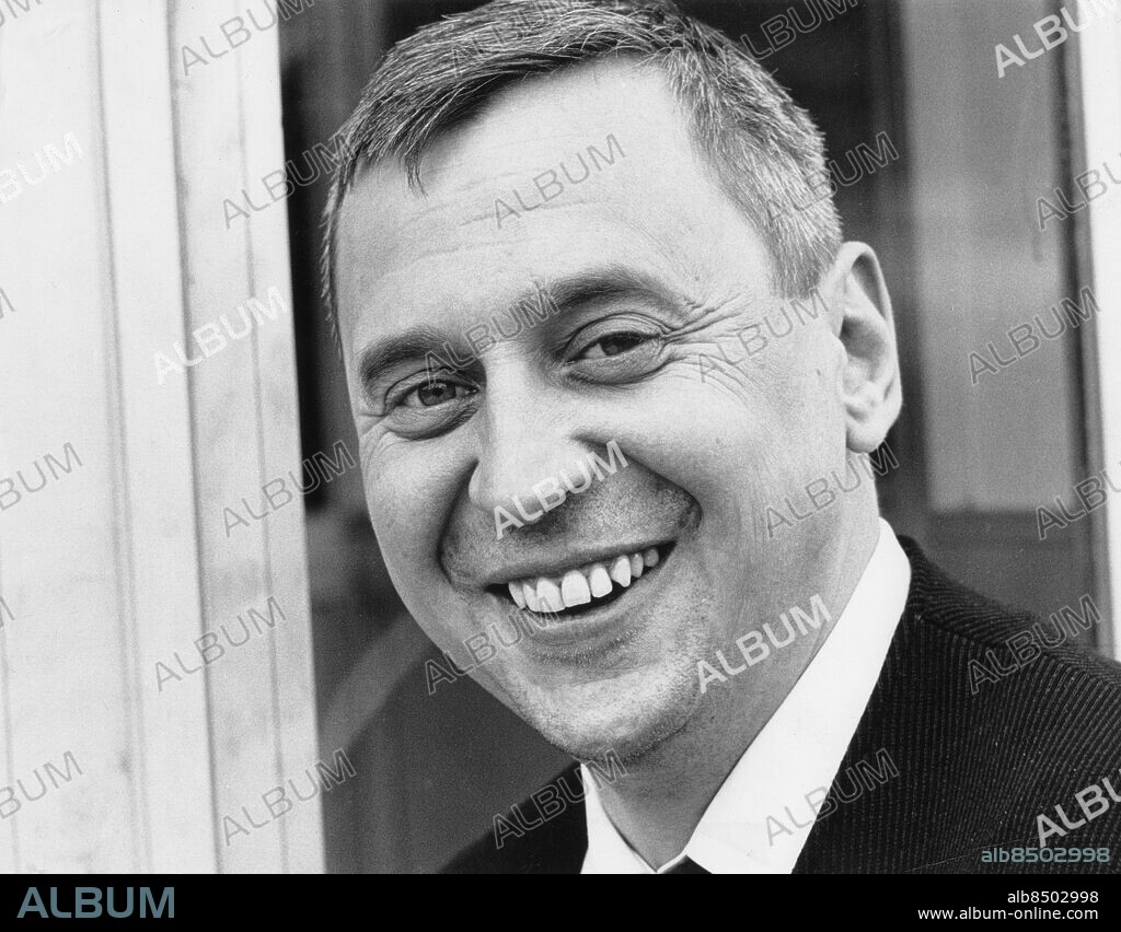 1964-04.. Olle Pahlin, journalist SVT, medverkade bl.a. i Mosebacke Monarki, som sändes första gången i TV 1968-09-02 Anm. Humor Leende Publ. i RIR 22/64, 15/67, 18/67, 6/68, 26/69, 14/70 persons: OLLE PAHLIN sites: SVERIGE.