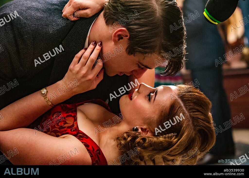 MAX IRONS y STEFANIE MARTINI en LA CASA TORCIDA, 2017 (CROOKED HOUSE), dirigida por GILLES PAQUET-BRENNER. Copyright BRILLIANT FILMS/FRED FILMS.