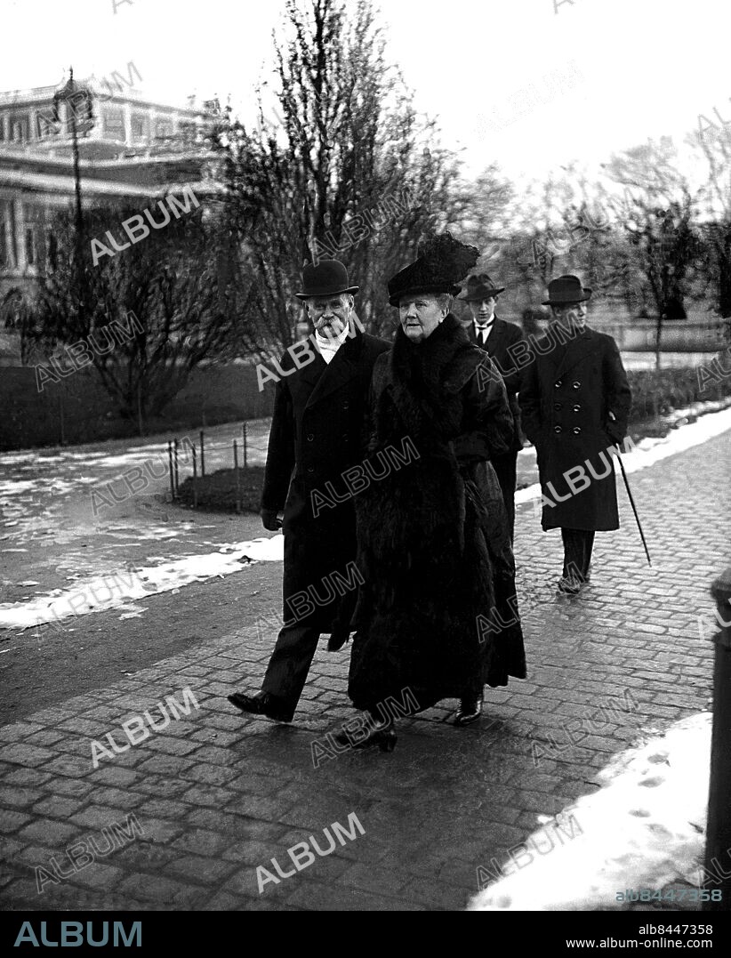 ARKIV 1918 . Viktor Balck (1844-1928) har gått till historien som Idrottens fader i Sverige. Här med sin hustru Anna, född Forsberg på väg till Slottet.. Victor Balck, the father of sports in Sweden. Picture shows him with his wife Anna.. Foto: TT / Kod 1900.
