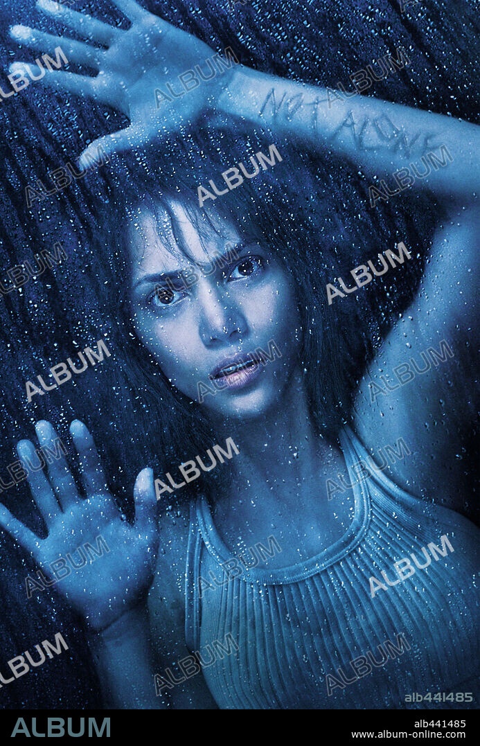 HALLE BERRY in GOTHIKA, 2003, directed by MATHIEU KASSOVITZ. Copyright WARNER BROS. PICTURES.
