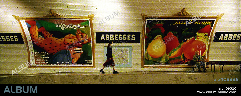 AUDREY TAUTOU in AMÉLIE, 2001 (LE FABULEUX DESTIN D'AMÉLIE POULAIN), directed by JEAN-PIERRE JEUNET. Copyright VICTORIE PRODUCTIONS/UGC IMAGES/TAPIOCA FILMS/FRANCE 3 CINEM.
