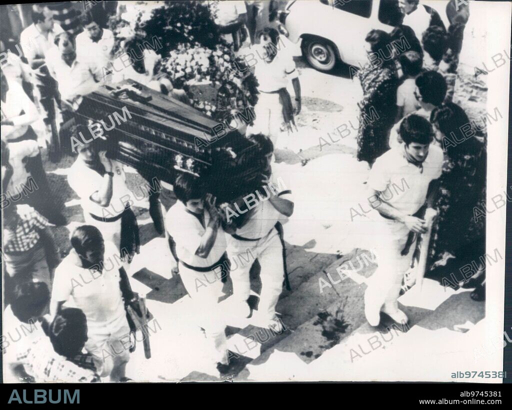 July 11, 1975. Gregorio Gorriz Sarasa (41 years old, Arazuri, Navarra) dies after being caught by the bull "Navarrico" from Francisco Javier Osborne's ranch in the alley at the entrance to the Bullring. In the image, the funeral of the young man in his hometown, Arazuri.