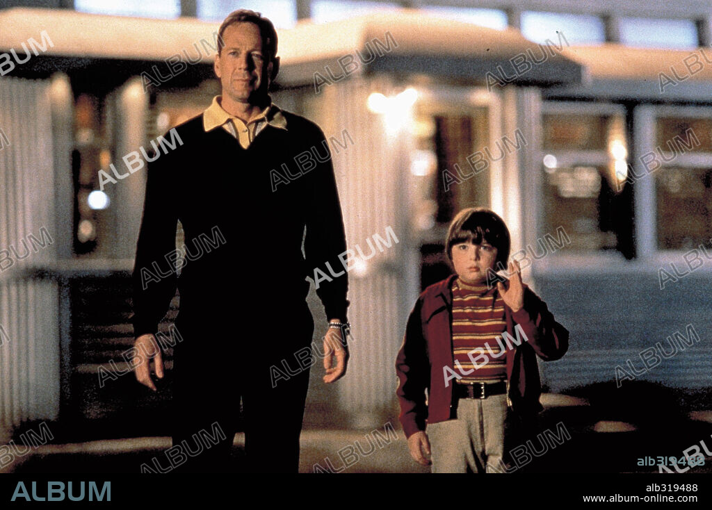 BRUCE WILLIS y SPENCER BRESLIN en THE KID, 2000, dirigida por JON TURTELTAUB. Copyright WALT DISNEY PICTURES.