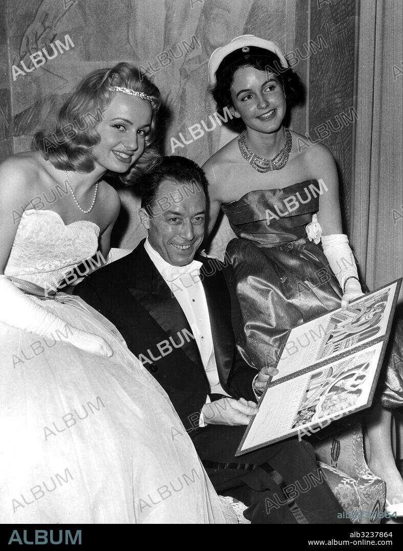 Orig. bildtext... Från Nobelfesten i Stadshuset. Albert Camus, litteraturpristagaren uppvaktas här av två söta studentskor, Helen Friberg och Torun Moberg. Anm. Nobelpriset i litteratur 1957 persons: Albert Camus ;Helen Friberg ;Torun Moberg sites: FRANKRIKE* ;STOCKHOLM ;SVERIGE.
