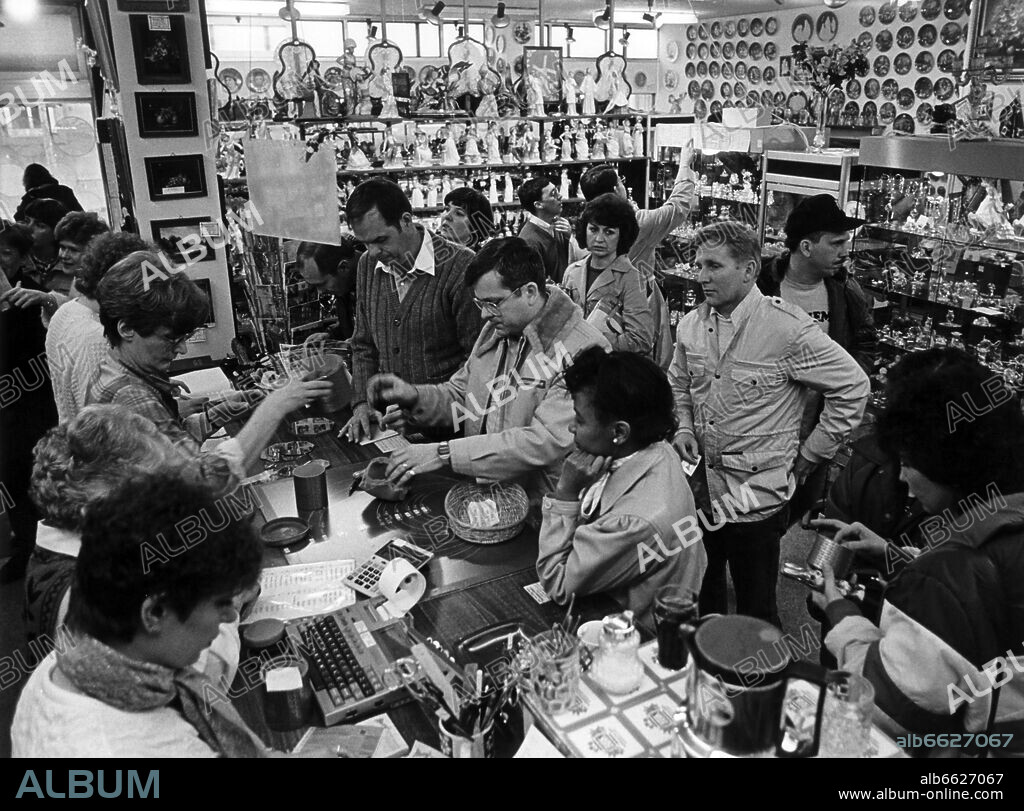 Jostling crowd in the souvenir shop Harry's giftshop on 18th march 1985 in Kaiserslautern. The customers of the shop, where one can buy almost every kind of German souvenirs, are most of all US soldiers who are stationed in the region and their families. 18/03/1985