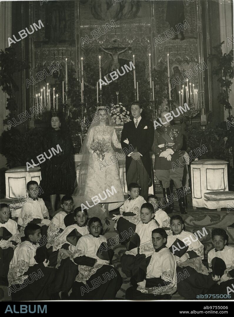Madrid, 01/12/1957. Boda de María Sonsoles de Díez de Rivera y de Icaza, hija de los marqueses de Llanzol, con D. Eduardo Fernández de Araoz y Núñez. en la iglesia de San Jerónimo el Real de Madrid.