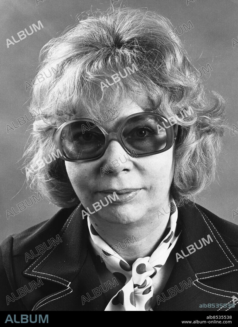 19740211. Bildtext i Svenska Dagbladet: Marianne Fredriksson är chefredaktör för Allt i Hemmet, där hon under 60-talet drog upp riktlinjerna för en helt ny typ av service- och konsumentjournalistik. Fru Fredriksson har också arbetat med uppläggningen av Allt om Mat och under flera år ingått i redaktionsledningen för Vi Föräldrar. Foto: SVD/Scanpix/ Kod: 11014.