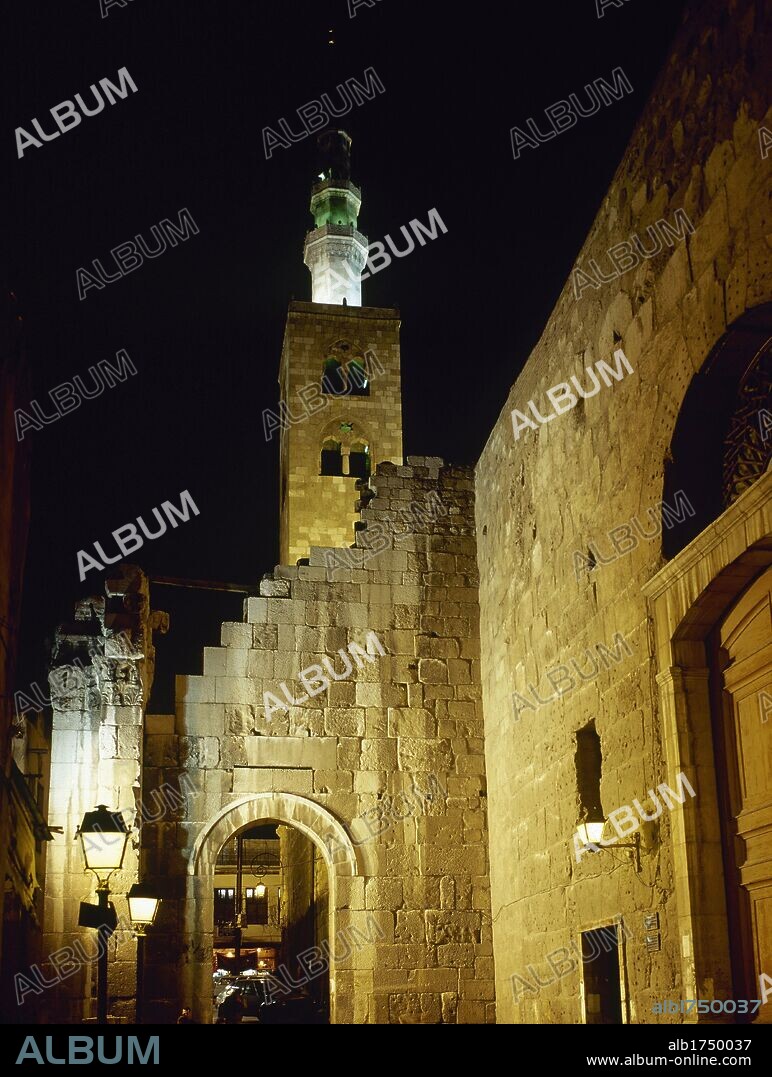 SIRIA. DAMASCO. Vista nocturna de una de las calles del casco antiguo de la ciudad. Al fondo uno de los minaretes de la MEZQUITA OMEYA (siglo VIII) .