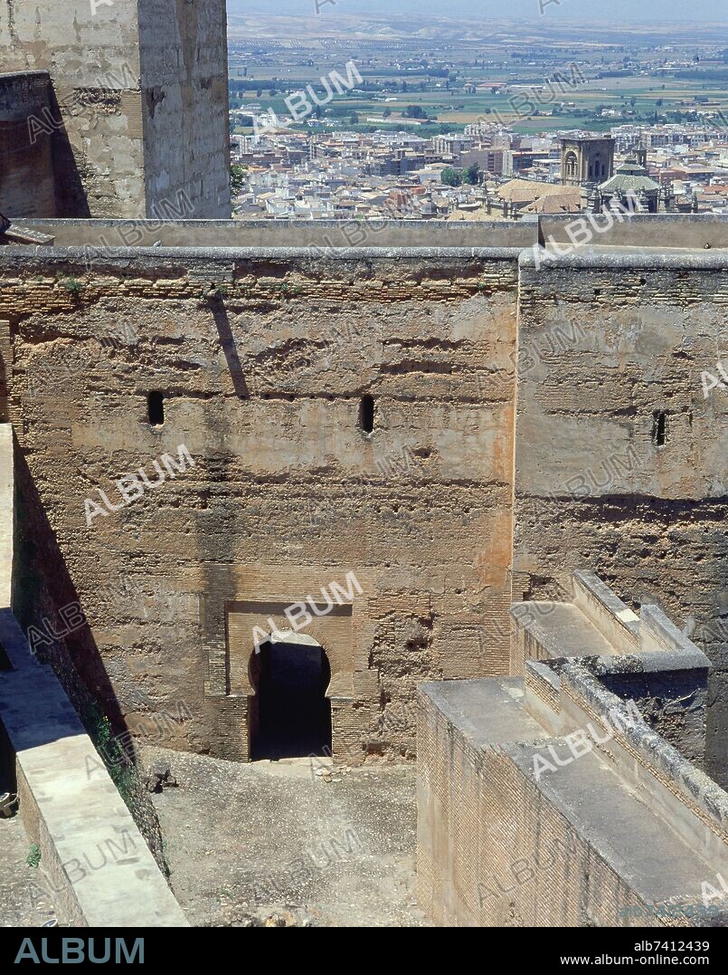 PUERTA DE LA DEPOSICION DE LAS ARMAS - COSTADO NORTE DE LA ALCAZABA - SIGLO XIII.