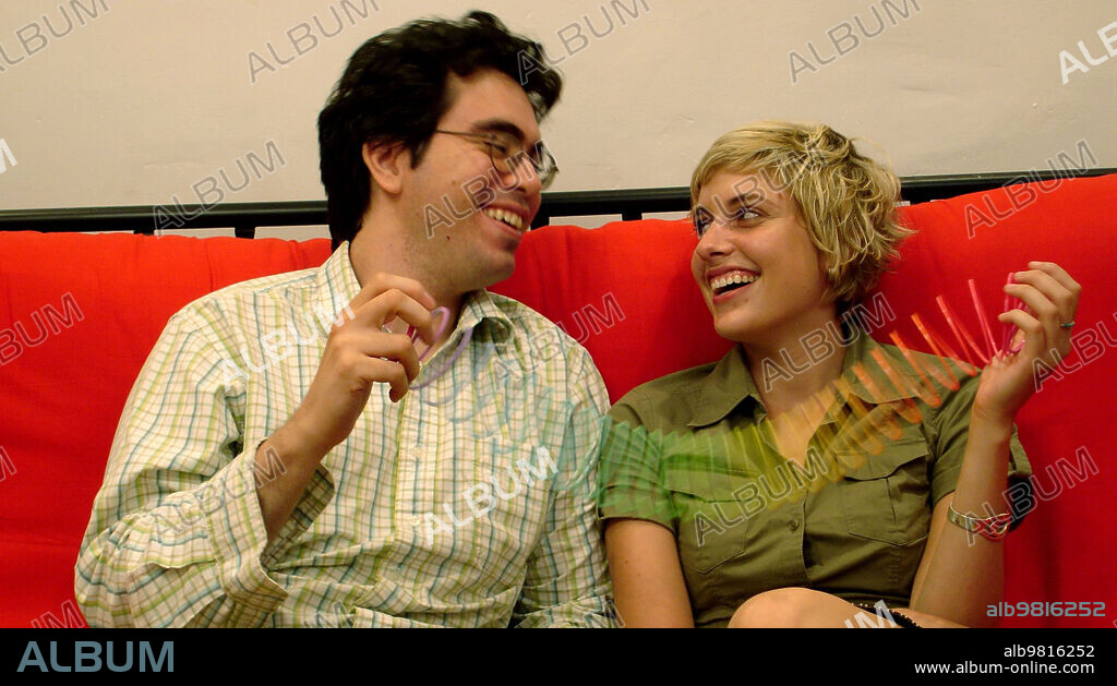 ANDREW BUJALSKI and GRETA GERWIG in HANNAH TAKES THE STAIRS, 2007, directed by JOE SWANBERG. Copyright FILM SCIENCE.