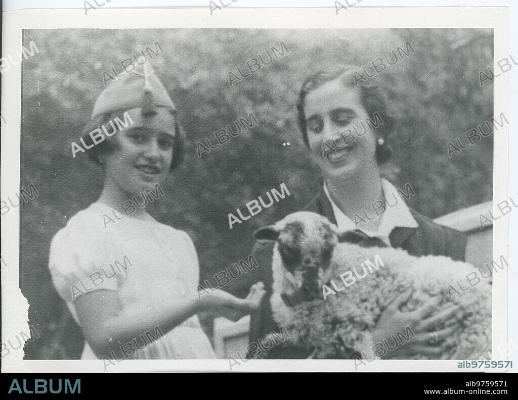 Salamanca, 1936. Carmen Polo de Franco and her daughter Carmen Franco, in the Generalissimo's headquarters, in the first year of the Spanish Civil War, pose with a sheep.
