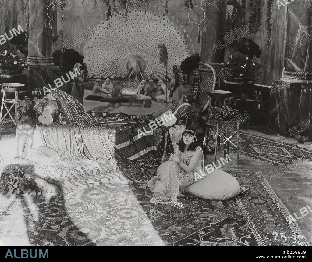 THEDA BARA en CLEOPATRA, 1917, dirigida por J. GORDON EDWARDS. Copyright FOX FILMS.