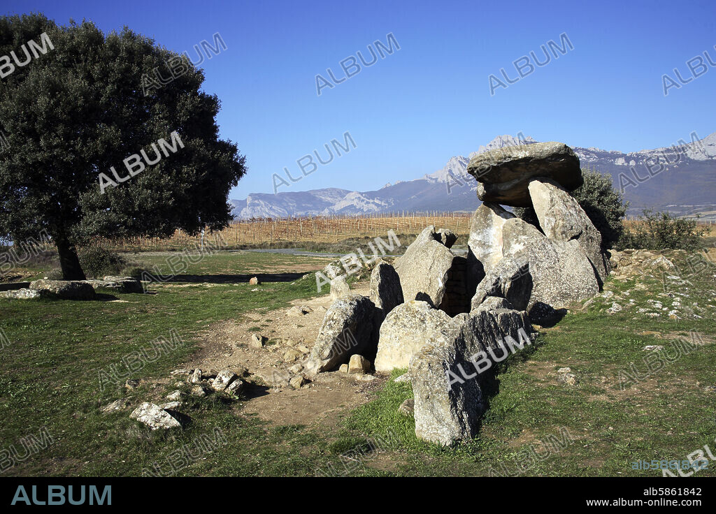 dolmen "La chabola de La Hechicera junto a Elvillar / Billar.