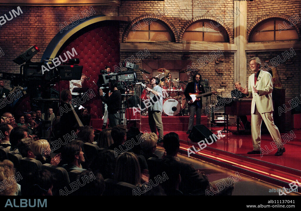 Harald Schmidt Show, entertainment talk show, Germany 1995 - 2003, Harald Schmdit and the Helmut Zerlett Band greet the audience (original german headline: Harald-Schmidt-Show).