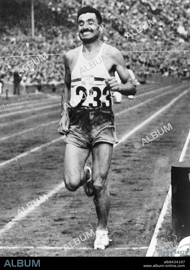 STORBRITANNIEN LONDON 1948-08-07.. Delfo Cabrera, argentinsk maratonlöpare, passerar mållinjen på Wembley Stadium som vinnare av maratonloppet vid de olympiska sommarspelen 1948 på tiden 2 tim 34 min 51.6 sek och tar därmed Argentinas första guldmedalj under spelen. Tom Richards, Storbritannien, kom tvåa och Etienne Gailly, Belgien, kom trea.. Foto: Reuterphoto / AB Text & Bilder / SVT / Kod: 5600. Engelsk originalbildtext.. Mapp: O.S. i London 1948: Marathon-loppet(Segrare: Cabrera, Argentina) I:275p. Vinnare Segrare.