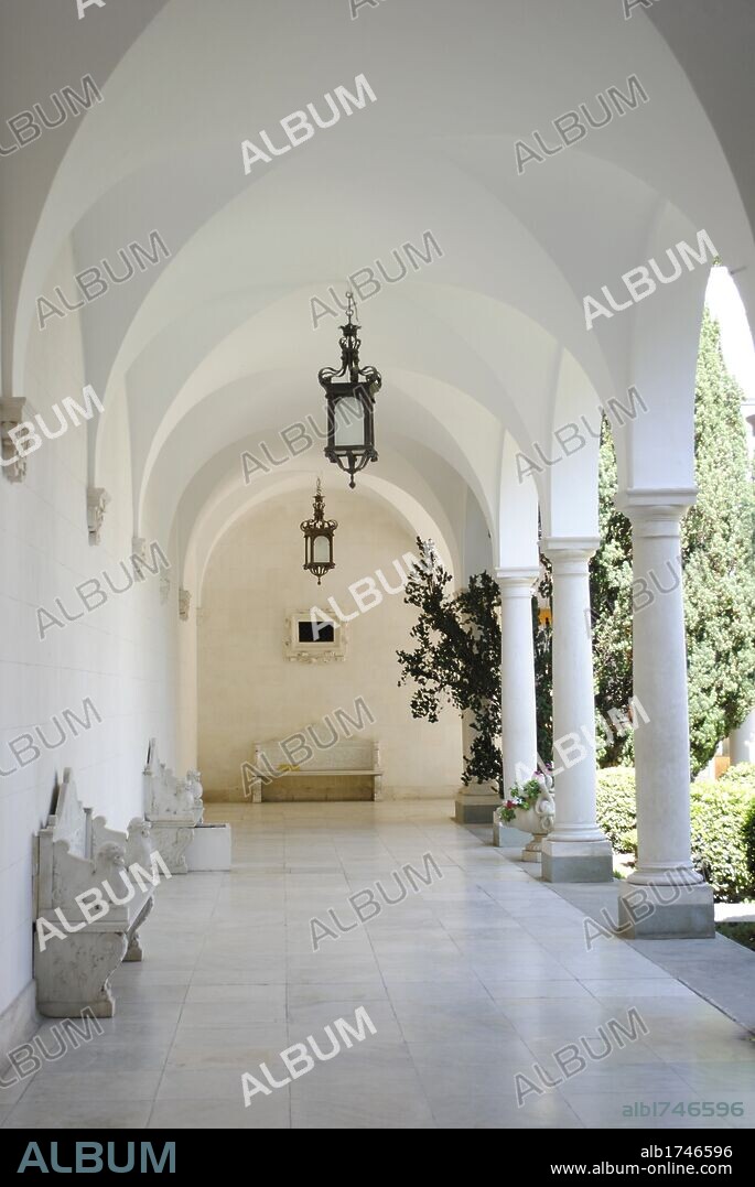 UCRANIA. REPUBLICA AUTONOMA DE CRIMEA. PALACIO DE LIVADIA. Residencia de la família del zar Nicolas II. Construido en estilo neo-renacentista. En 1945 se celebró en él, la famosa CONFERENCIA DE YALTA. Vista parcial del patio donde se realizaron las famosas fotografías de Churchill, Stalin y Roosevelt. Alrededores Yalta.