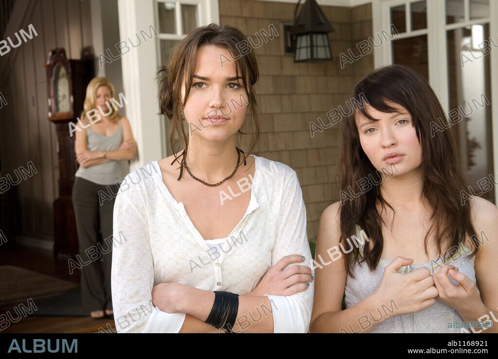 ARIELLE KEBBEL, ELIZABETH BANKS and EMILY BROWNING in THE UNINVITED, 2009, directed by CHARLES GUARD and THOMAS GUARD. Copyright DREAMWORKS SKG / FRENCH, KIMBERLY.