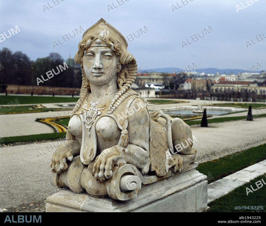 ARTE BARROCO. AUSTRIA. PALACIO BELVEDERE. Vista de una de las estatuas de ESFINGES que se encuentran en el jardín francés, diseñado por Dominique Girard, en el nivel más alto, que representa el Olimpo. Con sus cuerpos de león y cabezas humanas, representan la fuerza y la inteligencia. VIENA.