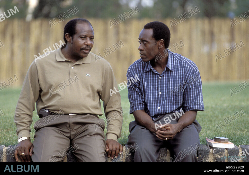 DON CHEADLE and PAUL RUSESABAGINA in HÔTEL RWANDA, 2004, directed by TERRY GEORGE. Copyright UNITED ARTISTS / CONNOR, FRANK.