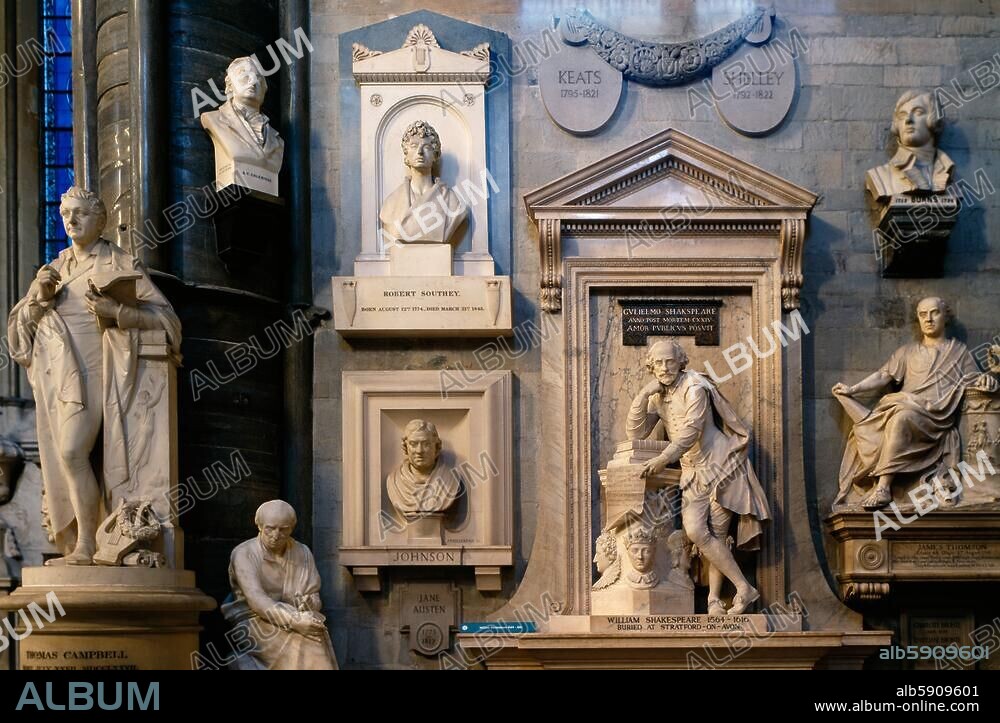 Londres (Angleterre), Westminster Abbey (église du couronnement et nécropole des rois d'Angleterre, commencée en 1245). Vue intérieure : Coin des Poètes, transept sud avec tombeaux et mémoriaux de poètes et écrivains.