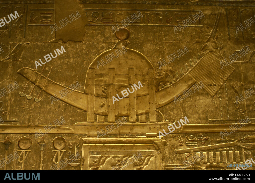 ARTE EGIPCIO. EGIPTO. TEMPLO DE HATHOR Y MAAT. Relieve con la representación de una embarcación o barca sagrada. Epoca Ptolomaica. Deir el-Medina. Valle de los Artesanos. Orilla occidental del Nilo. Zona antigua Tebas. Egipto.