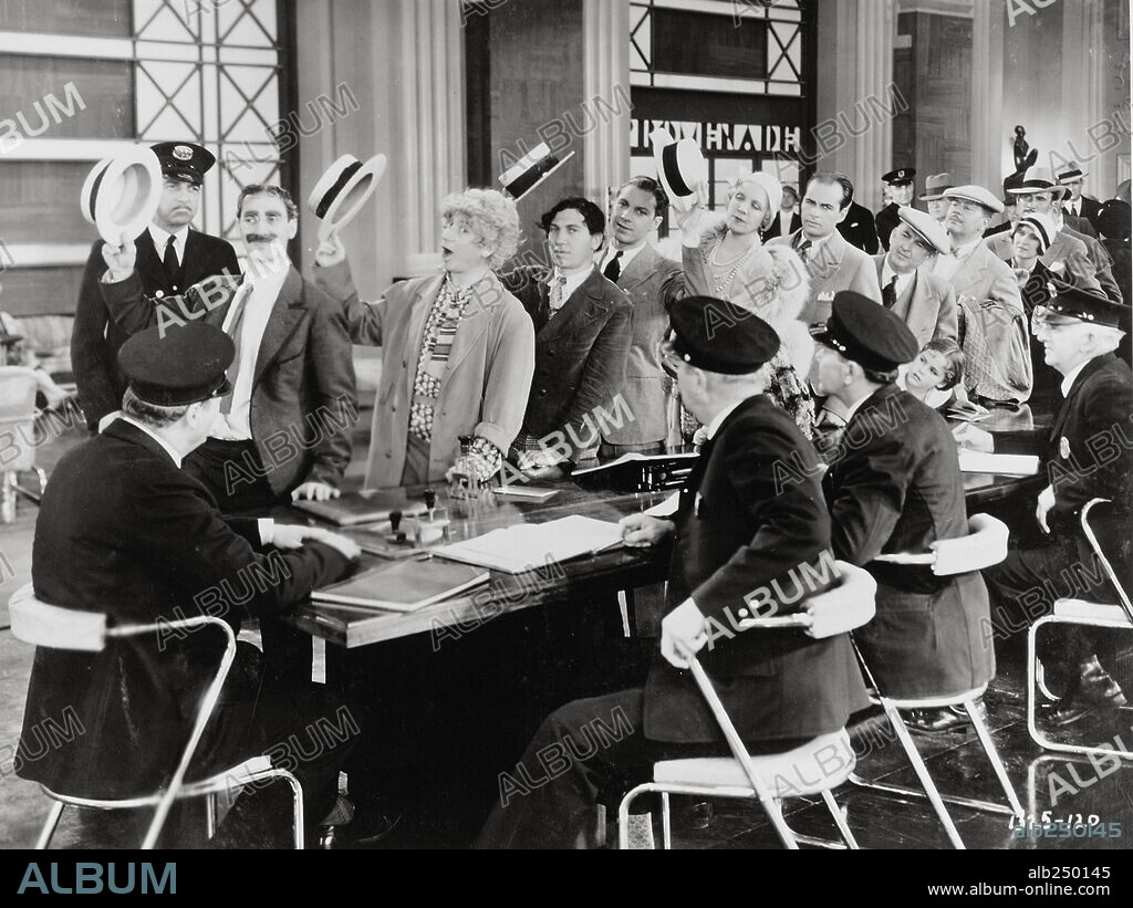 CHICO MARX, GROUCHO MARX, HARPO MARX, THE MARX BROTHERS y ZEPPO MARX en PISTOLEROS DE AGUA DULCE, 1931 (MONKEY BUSINESS), dirigida por NORMAN Z. MCLEOD. Copyright PARAMOUNT PICTURES.