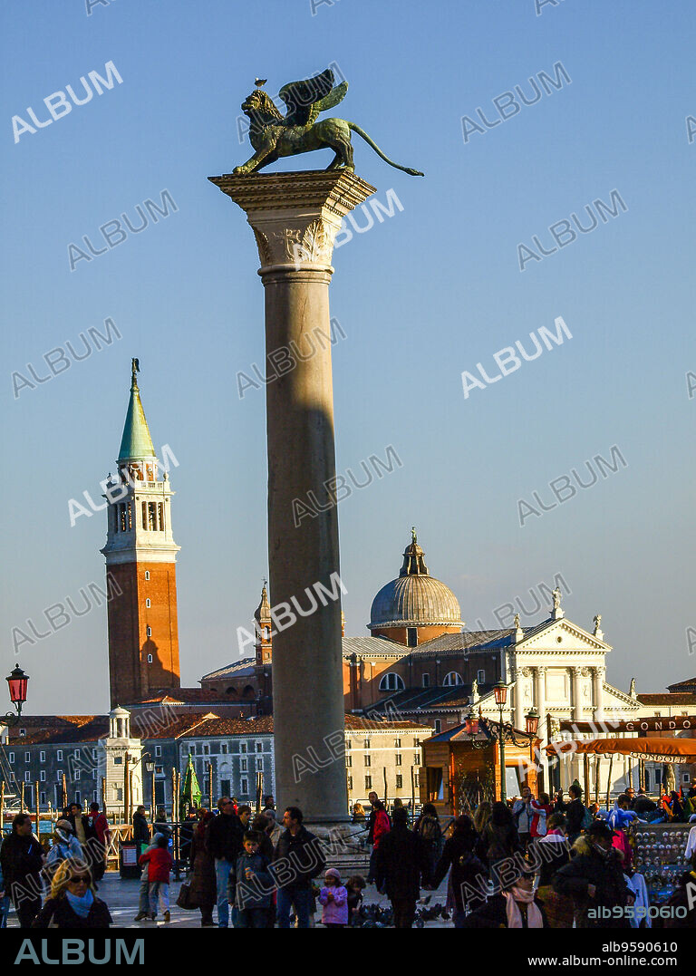 Columna del leon de San Marcos y San Giorgio Maggiore. Plaza de San Marco. Venecia.Véneto. Italia.