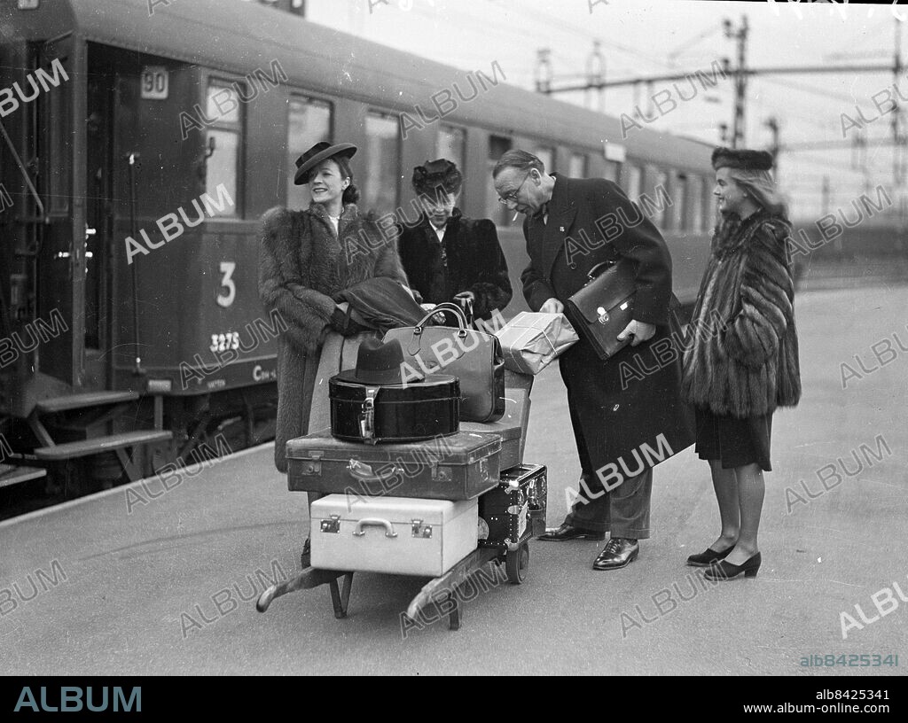 GÖTEBORG 1943-04-15.. Esther Roeck Hansen, Elsa Carlsson, Harry Roeck Hansen och Eva Henning - Centralstationen. Det är Blancheteaterns ensemble som kommit till staden. *** Local Caption *** GT Låda 1943-mars-april-maj-jun-jul-aug- Foto: Kamerareportage / TT / Kod: 2524.