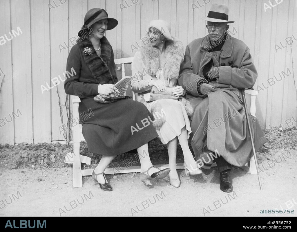 ULRIKSDAL OKÄNT FOTODATUM.. Orig. bildtext... Kungen och prinsessan Ingeborg samt fru Elsa Wallenberg som åskådare vid söndagens löpningar på Ulriksdal. Anm. Gustaf V, 1858-1950, Sveriges kung från 1907 Pälskragar Pälsverk Trio Soffor Leenden Överrockar CD358 persons: ELSA WALLENBERG;INGEBORG, PRINSESSA AV SVERIGE;GUSTAF V, KUNG AV SVERIGE sites: ULRIKSDAL;SVERIGE.