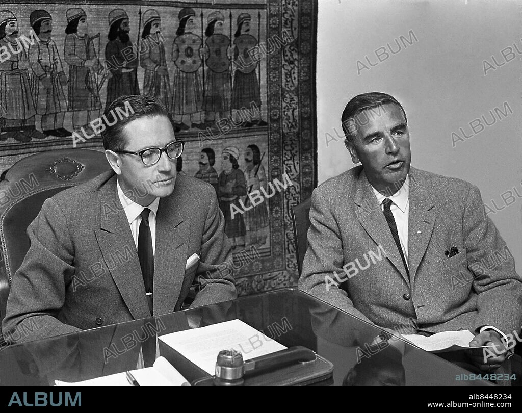STOCKHOLM 1966-03-09. Kenne Fant och Olle Nordemar berättar om sammanslagningen av bolagen SF och Artfilm vid en presskonferens. Foto: Olle Lindeborg / TT Historical / Kod 1902.