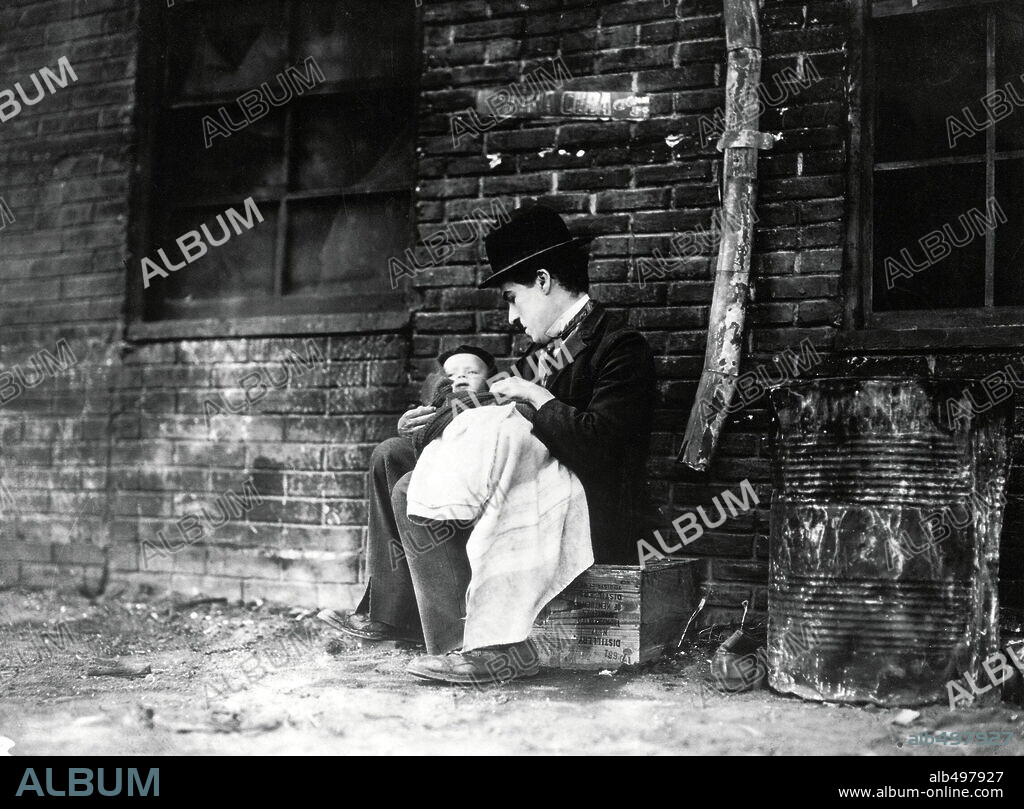 CHARLIE CHAPLIN en EL CHICO, 1921 (THE KID), dirigida por CHARLES CHAPLIN. Copyright FIRST NATIONAL.